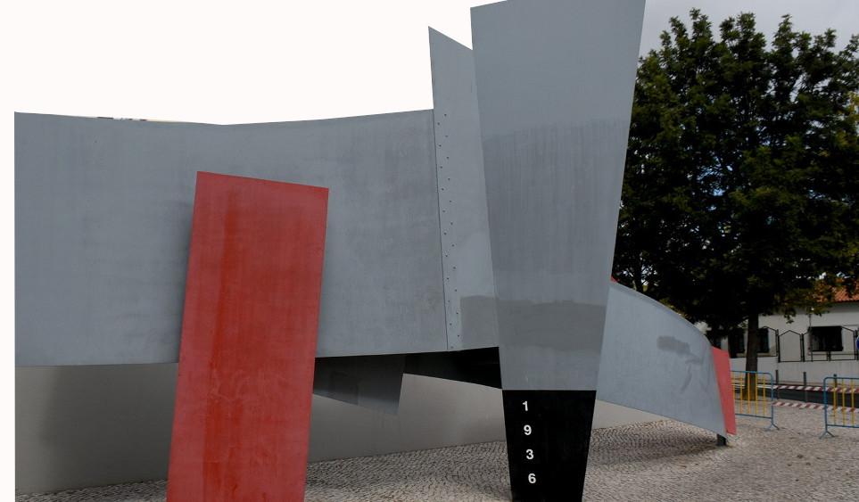 Monumento ao Marinheiro Insubmisso, da autoria do escultor Rui Matos, inaugurado em 2009 no Feijó, Almada