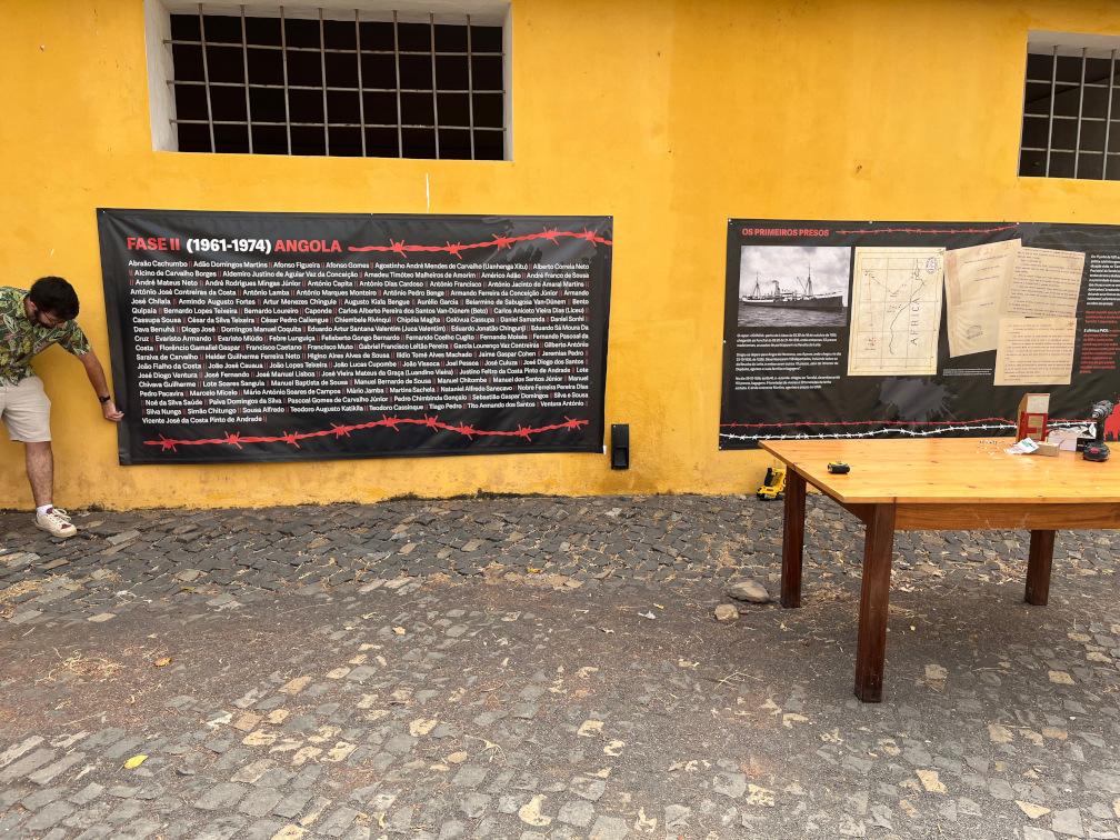 Montagem de telas com os nomes dos presos angolanos da Fase II do Campo e outra dedicada aos primeiros 157 presos chegados ao Tarrafal no vapor «Loanda», no dia 29-10-1936